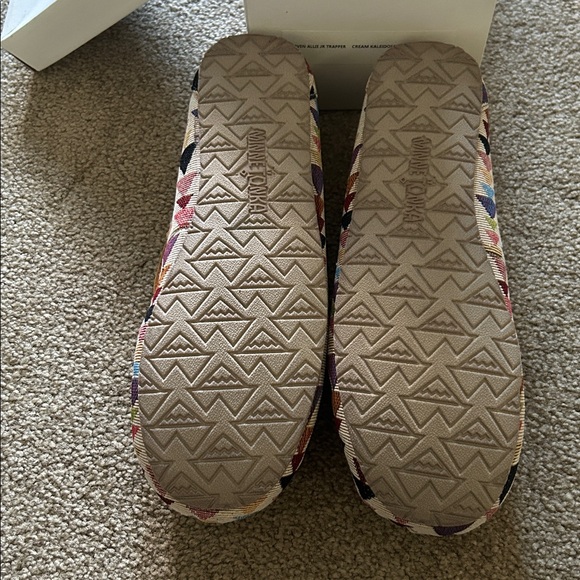 NWT Minnetonka Woven Allie JR Trapper Cream Kaleidoscope Indoor Outdoor Slipper - Picture 6 of 8